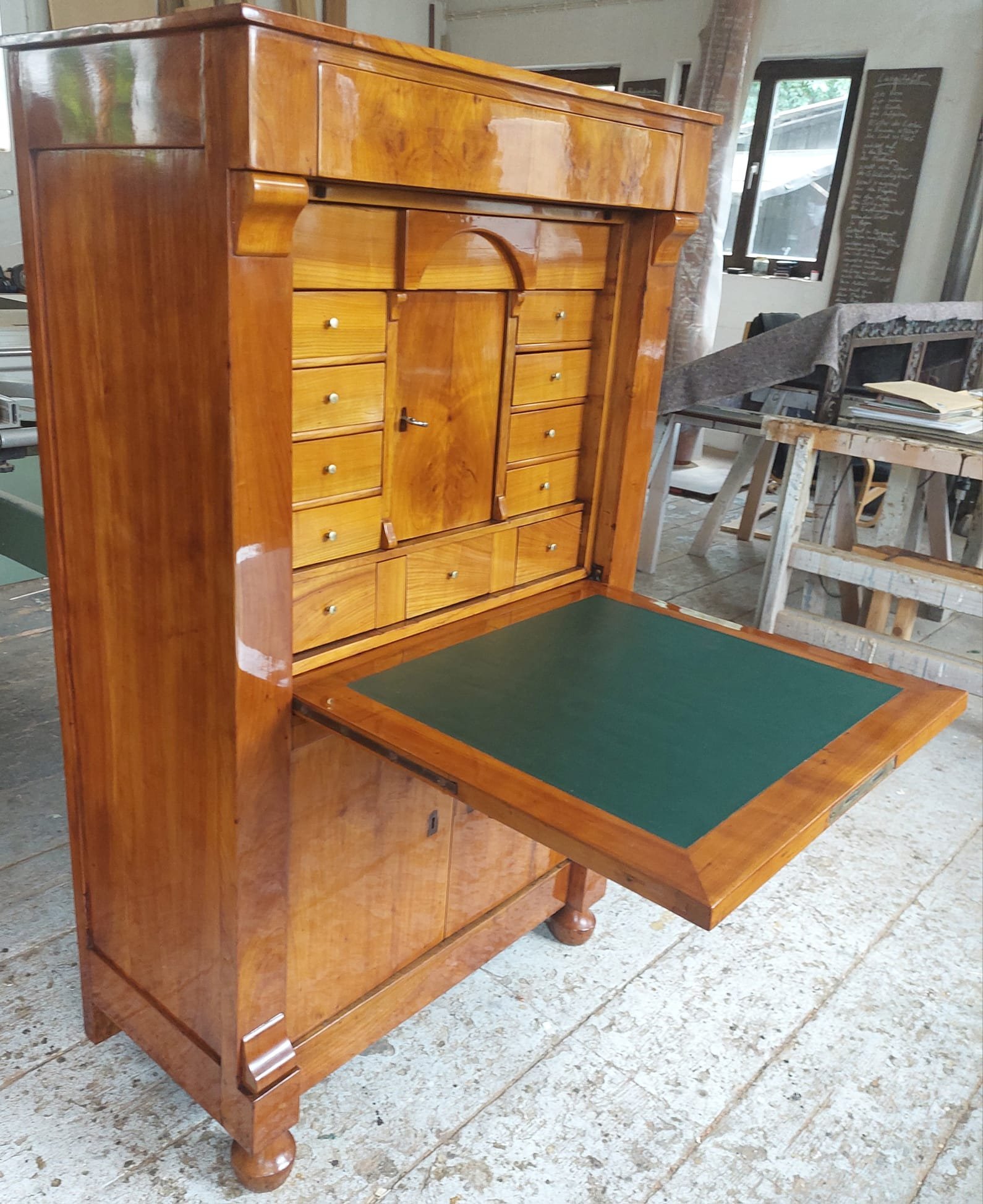 Geöffneter Biedermeier-Sekretär aus Nussbaum mit grüner Lederschreibfläche und kleinen Schubladen
